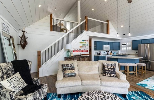 Holcomb House | Insta-worthy Rock River cabin