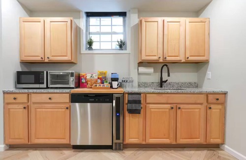 The Waterfront Apartment | Insta-worthy Spacious Garden Apt - Easy NYC Access, 10 min walk to train