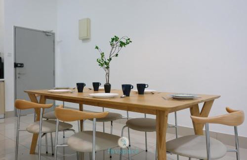 Salak South Apartment | Instaworthy 2B2B - 6 pax - F&B & Mart - Chan Sow Lin