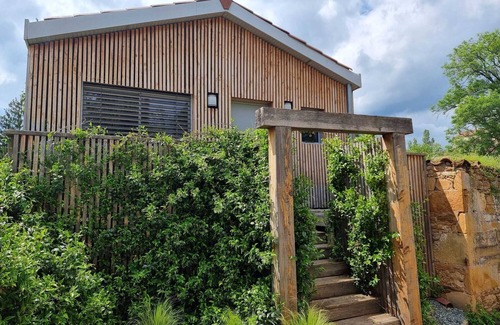Jarnioux House | Intimate house with spa and sauna 30 minutes from Lyon. Relaxation and privacy.