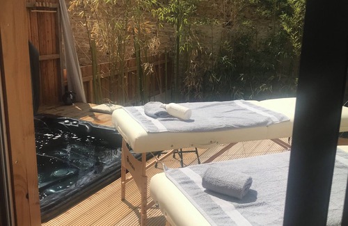 Jarnioux House | Intimate house with spa and sauna 30 minutes from Lyon. Relaxation and privacy.
