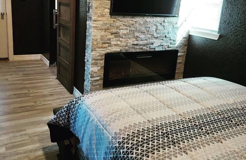 Brazoria Cabin | Intimate Cabin w/ custom shower & Stone Fireplace - Right by the River!