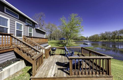 Emory House | Intimate Chic Cabin Suitable for Four with Private Deck in Texas
