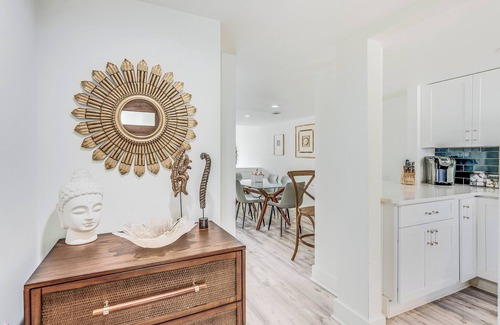 Historic Downtown Savannah Condo | Introducing: Savannah's Iconic Post Modern, luxury condo for 6!