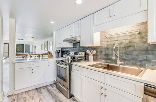 Historic Downtown Savannah Condo | Introducing: Savannah's Iconic Post Modern, luxury condo for 6!