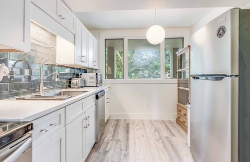 Historic Downtown Savannah Condo | Introducing: Savannah's Iconic Post Modern, luxury condo for 6!