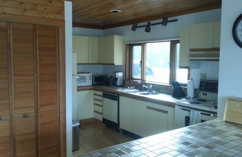 East Kootenay House | Invermere 4 Br Mtn/Lake View Home! Walk to Beach/Town*Aug $199/Nt; Sept $149/Nt*