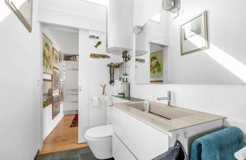 Karrebksminde House | Inviting Cottage By The Beach With A Lake View