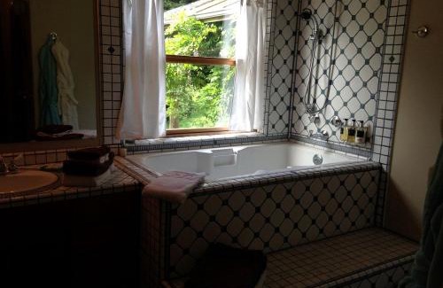 Lummi Island House | Inviting Cottage Rental with Private Deck near Bellingham, Washington