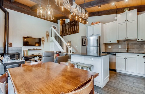 Vail House | Inviting Cozy East Vail Condo On Gore Creek! 008412
