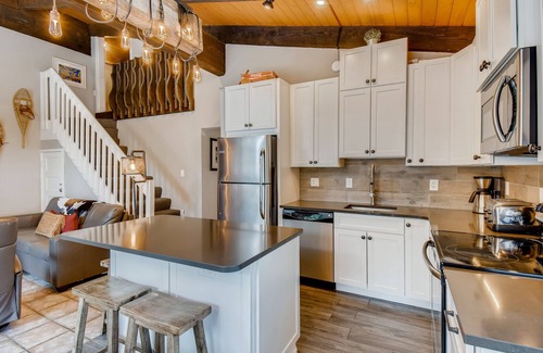 Vail House | Inviting Cozy East Vail Condo On Gore Creek! 008412