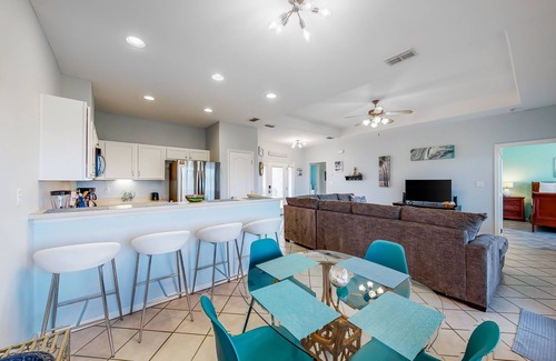 Laguna Vista Condo | Inviting dog-friendly getaway with screened sunroom, pool, pickleball, & tennis