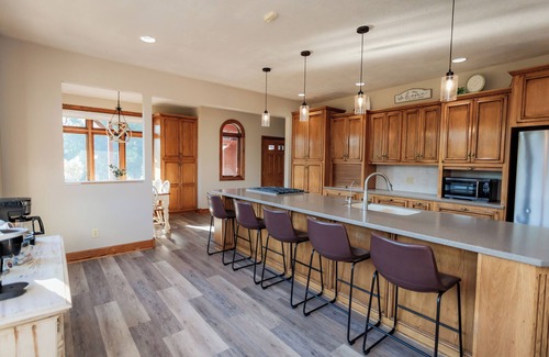 Linn Grove House | Inviting family retreat with a seasonal saltwater pool, gymnasium and privacy