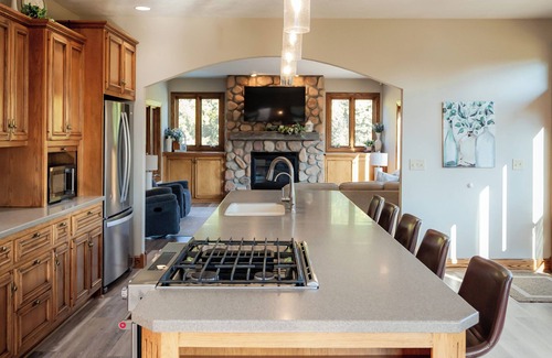 Linn Grove House | Inviting family retreat with a seasonal saltwater pool, gymnasium and privacy