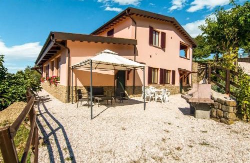 Apecchio House | Inviting Farmhouse in Appenines with covered swimming pool