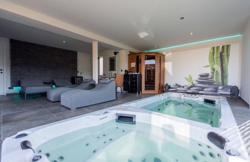 Riemst Villa | Inviting Holiday Home in Vlijtingen with Garden