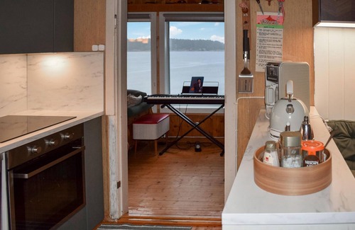 Bamble House | Inviting holiday home with its own beach and jetty.