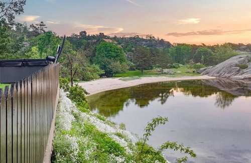 Bamble House | Inviting holiday home with its own beach and jetty.