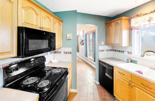 Gunnison House | Inviting home with mountain view, hot tub, fireplace & W/D -dog-friendly