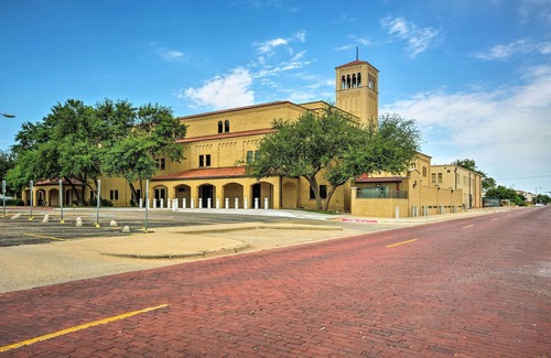North Overton Cottage | Inviting Lubbock Home > 1 Mi to Downtown