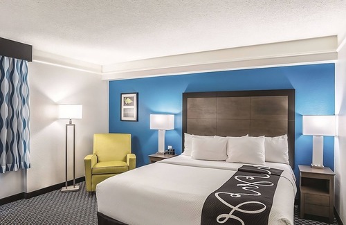 Phoenix Hotel | Inviting Room with Outdoor Pool and Complimentary Breakfast