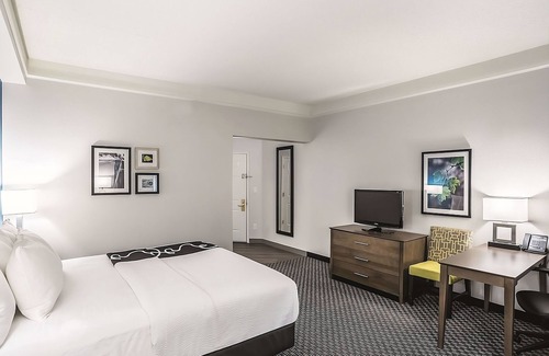 Phoenix Hotel | Inviting Room with Outdoor Pool and Complimentary Breakfast