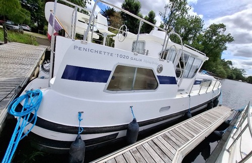 Chenille-Change Boat Rental | Iris