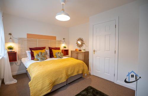 Thrapston House | Ironside House, Thrapston king or twin beds, free parking, workspace, corporates, sleeps 8