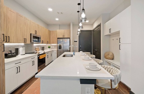 North Shoal Creek Apartment | Irresistible 1BR Near Domain & Q2 With Pool, Gym and Free Parking