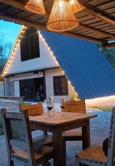 Yolombo House | Isla Escondida Maceo Finca Hotel y Restaurante