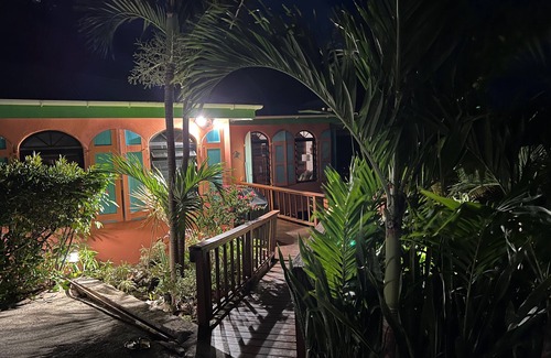 Upper Carolina House | Island Breeze: 10% DISCOUNT FOR OCTOBER Solar Battery Backup, AC & Hot Tub, View