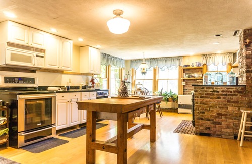Portland House | Island Cottage, Portland, ME, Sleeps 6-8, Walk to ferry, beach, restaurants.