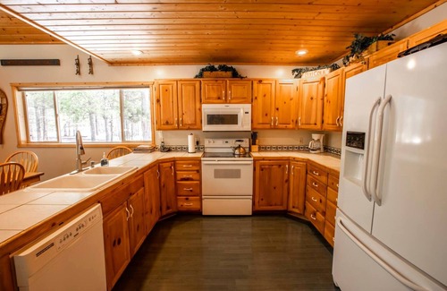Island Park Cabin | Island Park Hideaway on Bills Island with Hot Tub 🏞️Near Yellowstone Nat'l Park