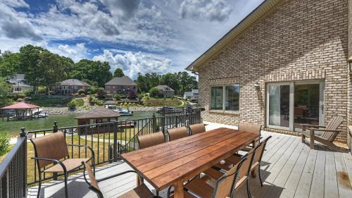 Lake Norman of Catawba House | Island Point by AvantStay Sleeps 18 Dock