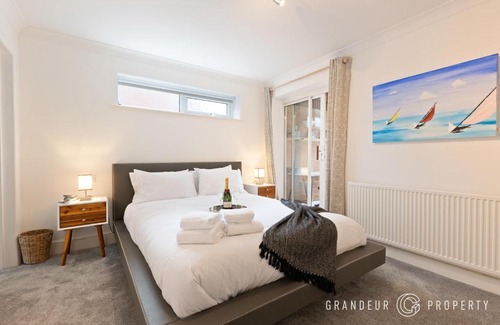 Poole Apartment | Island Views by Grandeur Property