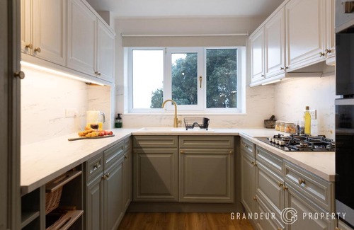 Poole Apartment | Island Views by Grandeur Property