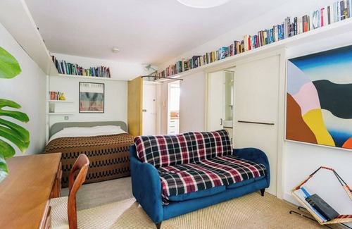 Gospel Oak Apartment | Isokon studio in Hampstead - original Bauhaus building near the Heath