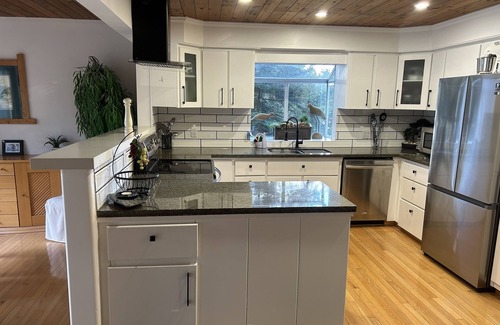 Madeira Park House | It is a short distance to paradise, enjoy this waterfront with a dock