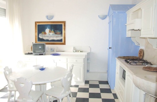 Marina di Castagneto Carducci Apartment | Cosy apartment for 4 people with A/C, WIFI, TV, balcony and panoramic view