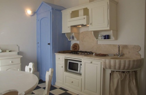 Marina di Castagneto Carducci Apartment | Cosy apartment for 4 people with A/C, WIFI, TV, balcony and panoramic view