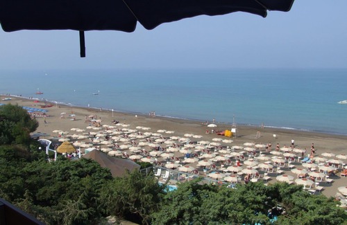 Marina di Castagneto Carducci Apartment | Cosy apartment for 4 people with A/C, WIFI, TV, balcony and panoramic view