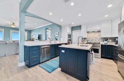 Fort Morgan House | It's Baaacckk! The original Banana Cabana is now known as Lazy Parrott and it is still a beautiful, Gulf front home with a PRIVATE pool! It will accommodate up to 10 people.