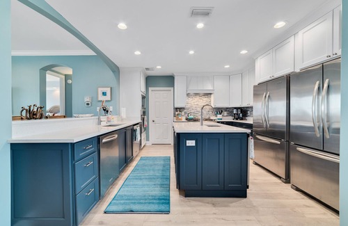 Fort Morgan House | It's Baaacckk! The original Banana Cabana is now known as Lazy Parrott and it is still a beautiful, Gulf front home with a PRIVATE pool! It will accommodate up to 10 people.
