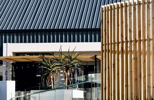 Port Elizabeth Apartment | It's located in the heart of Summerstrand near the beach and the Boardwalk Mall.