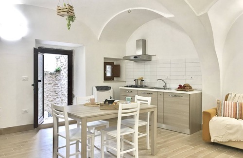 Villa Santa Lucia degli Abruzzi Apartment | Civic25 Abruzzo | Romantic retreat within the historic center