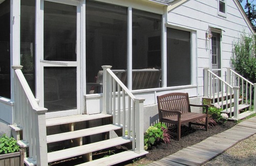 Mattituck Cottage | It’s All About the Beach ~ 3 minute walk to private sandy Bay Beach SRP#0270