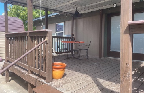 Blaine County House | IV Rozes Ranch Charming 3-bedroom country house with AC and WiFi in Longdale.