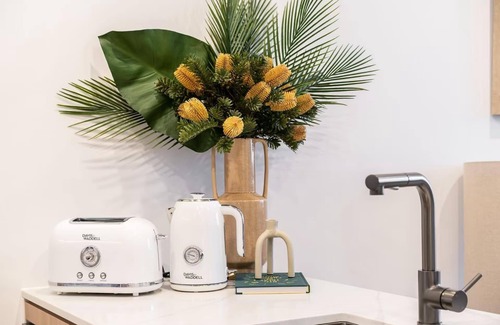 Heidelberg Heights Apartment | Ivanhoe Apartment: Balcony, Free Parking & Comfort