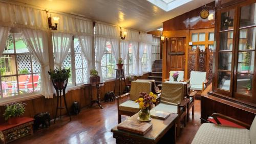 Darjeeling Hotel | Ivanhoe Hotel (A Heritage Property)