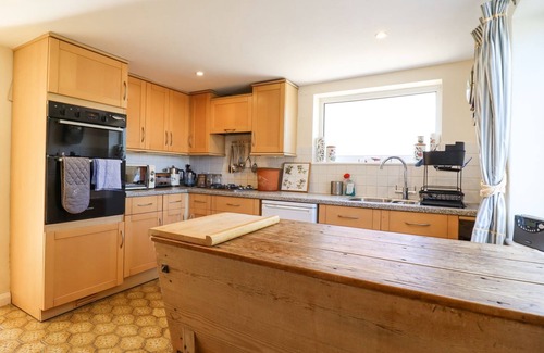 West Mersea Cottage | IVY COTTAGE, family friendly, with a garden in Mersea Island
